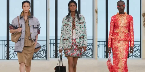 Trois modèles défilant avec des tenues colorées et élégantes, style haute couture.