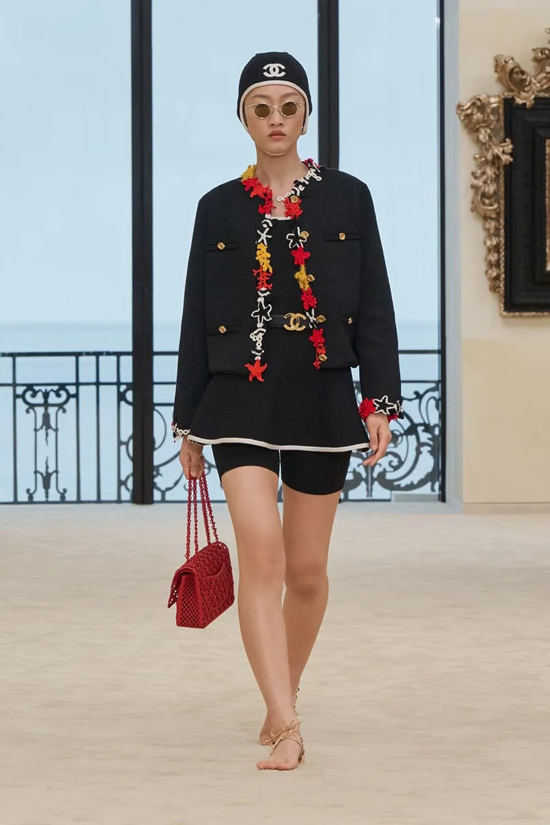 Modèle en tenue élégante avec accessoires et sac à main rouge
