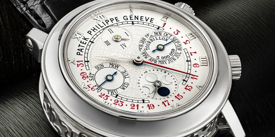 Montre Patek Philippe complexe avec plusieurs cadrans et détails horlogers.