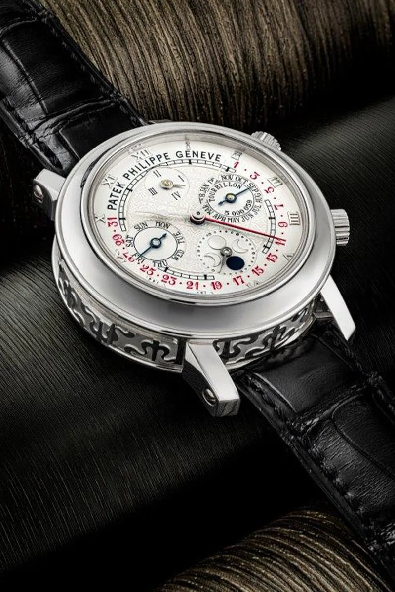 Montre mécanique avec cadran complexe et bracelet en cuir noir.