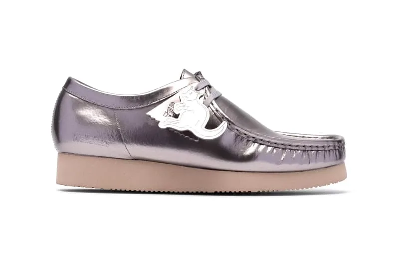 Chaussure beurrée brillante avec logo blanc sur le côté, semelle beige.