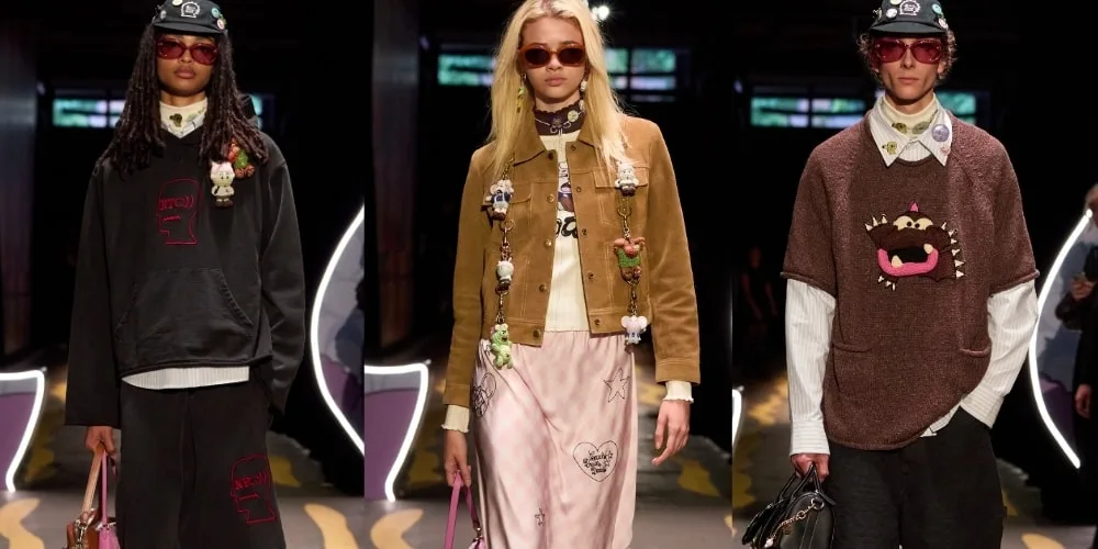 Trois mannequins en vêtements de mode sombres sur un podium.