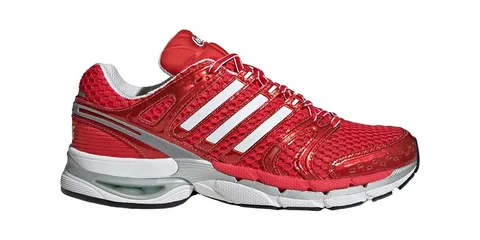 Baskets rouges avec trois bandes blanches sur le côté