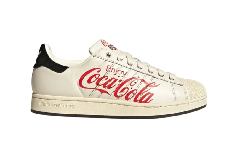 Basket blanche avec logo Coca-Cola rouge.