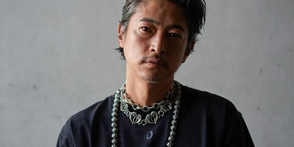 Homme avec collier, fond gris neutre