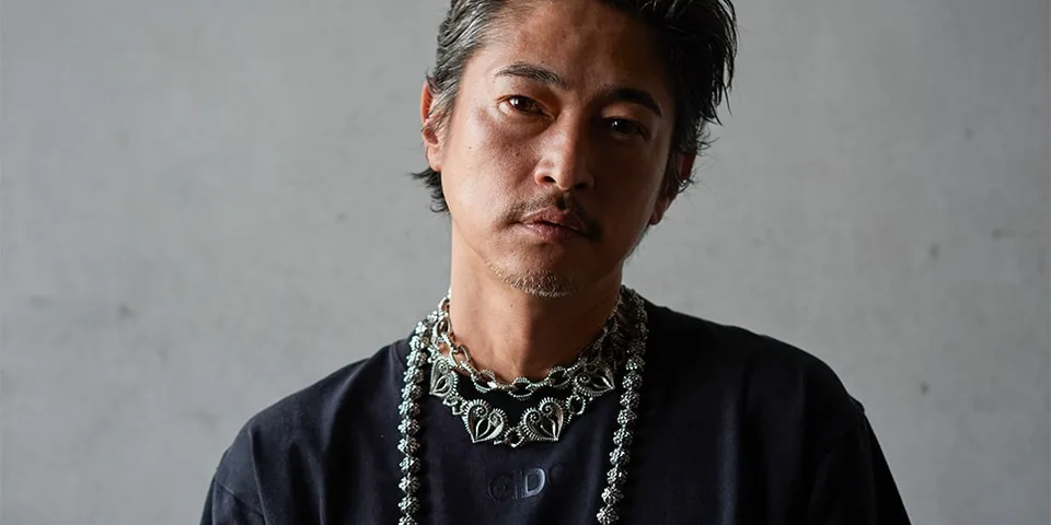 Homme avec collier, fond gris neutre