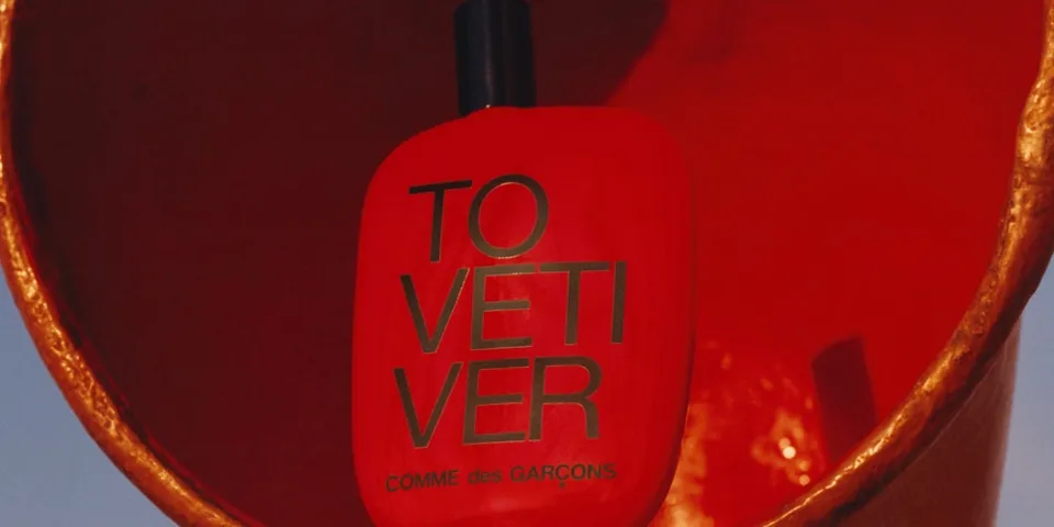 Bouteille rouge de parfum Comme des Garçons To Vetiver