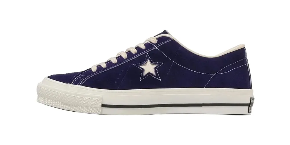 Chaussure bleu marine avec étoile blanche sur le côté.