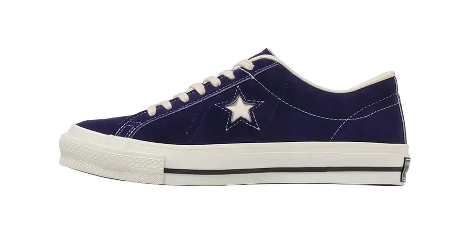 Chaussure bleu marine avec étoile blanche sur le côté.