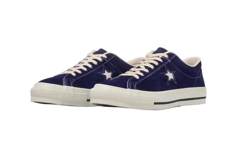 Chaussures bleu marine avec étoile blanche et semelle blanche