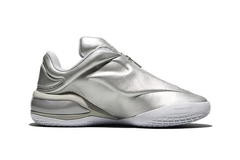 Chaussure argentée avec semelle blanche et design moderne, vue latérale.