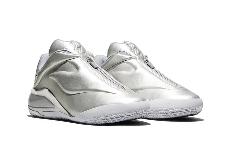 Chaussures argentées avec fermeture éclair sur semelle blanche