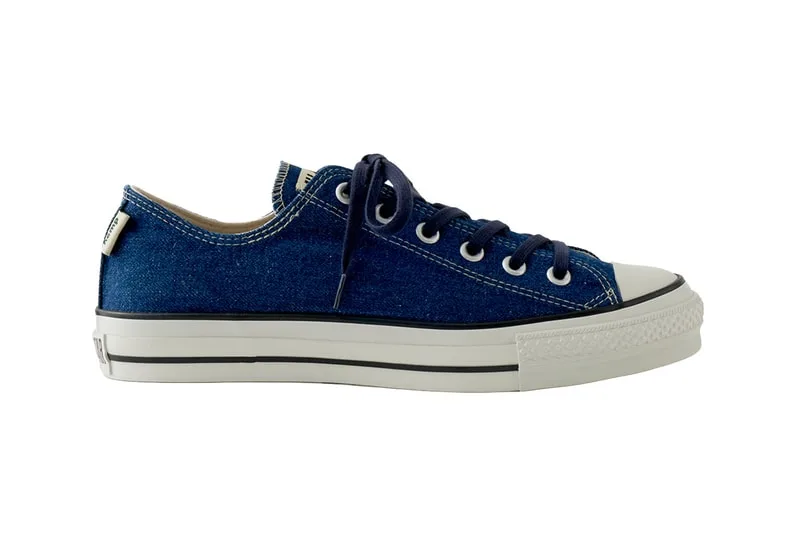 Baskets en toile bleu avec lacets et semelle blanche.