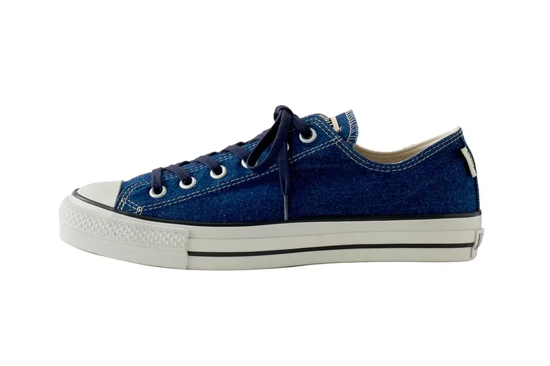 Chaussure en denim bleu avec semelle blanche et lacets noirs.