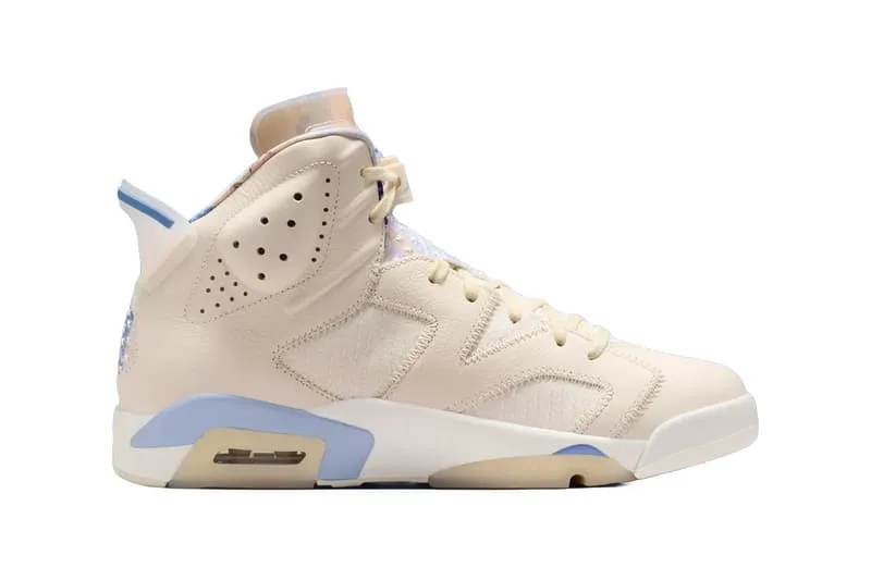 Chaussure beige et bleu clair avec semelle blanche