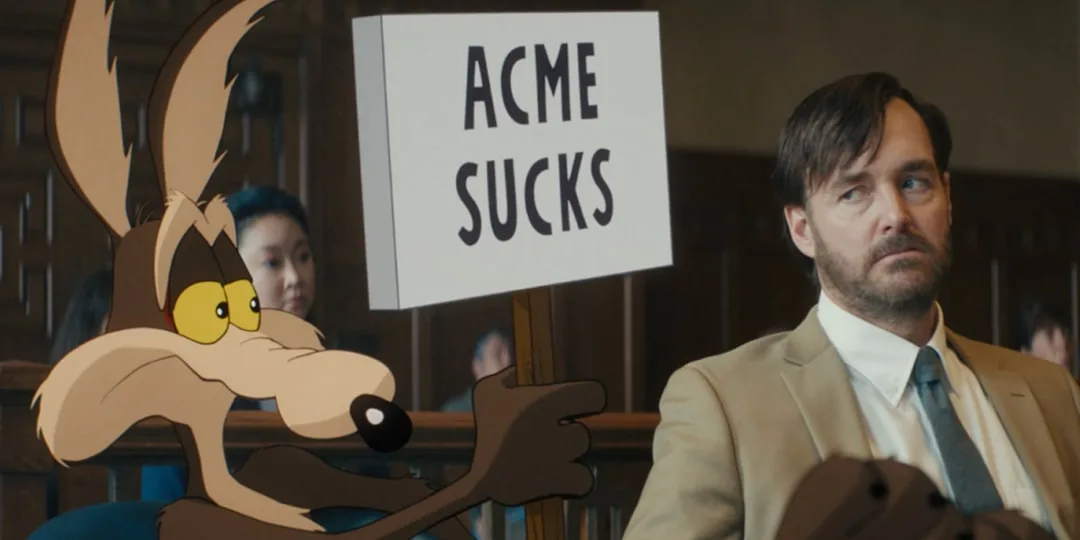 Un coyote avec un panneau 'ACME SUCKS' et un homme dans un tribunal.
