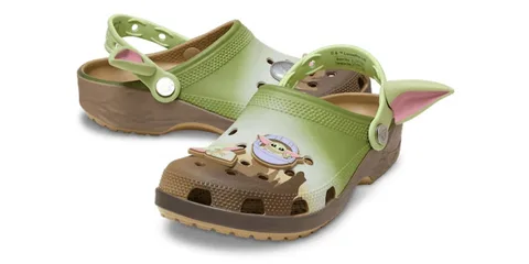 Crocs vertes avec motif inspiré par un personnage de science-fiction emblématique, avec oreilles.