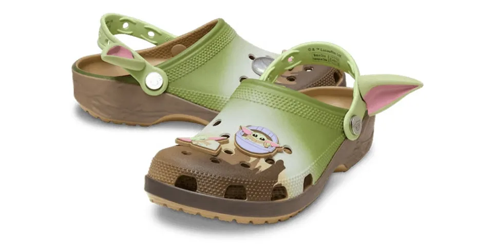 Crocs vertes avec motif inspiré par un personnage de science-fiction emblématique, avec oreilles.