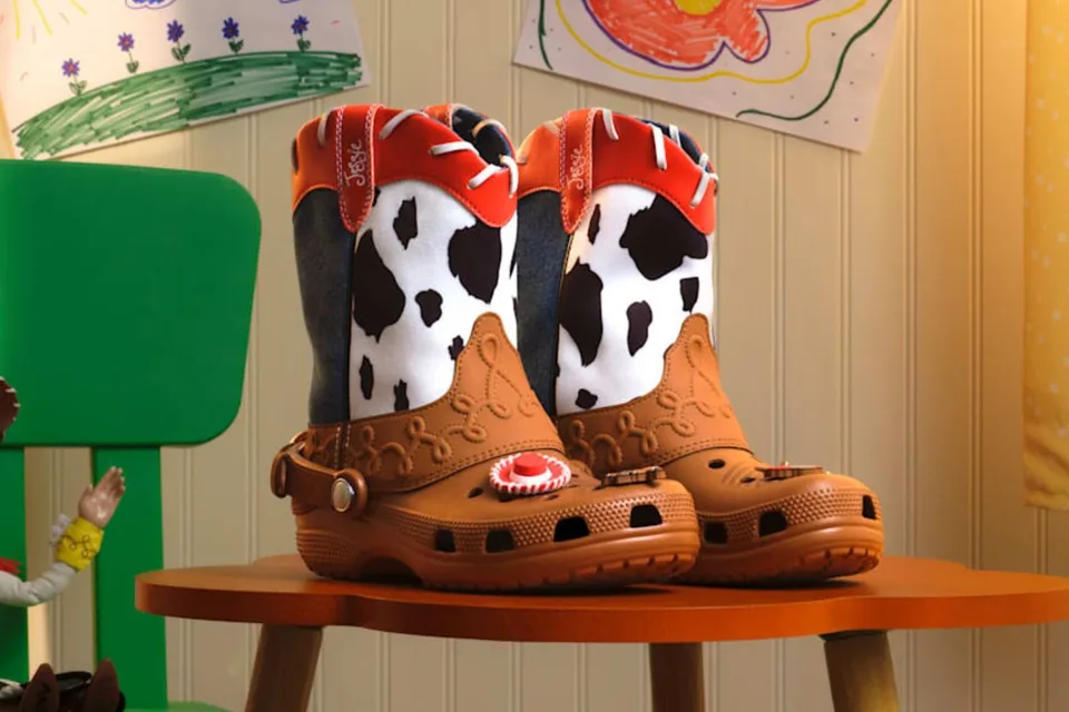 Bottes inspirées de vache et de cow-boy sur une table.
