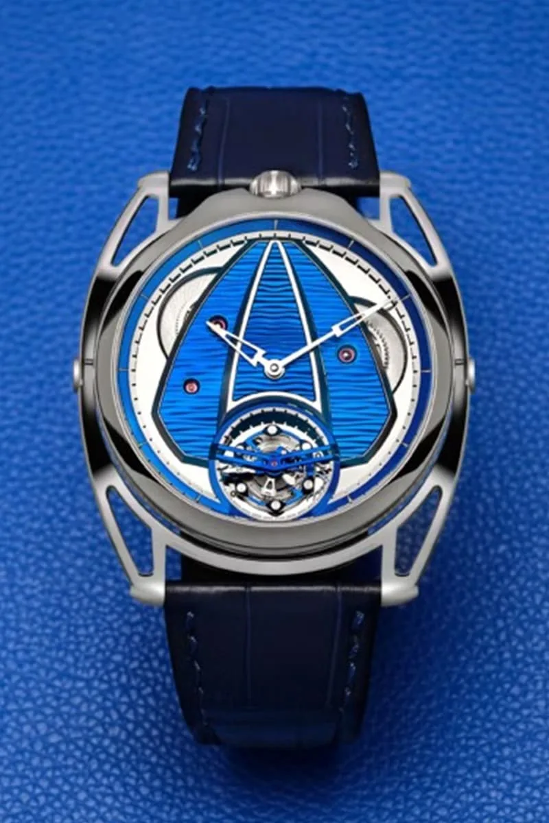 Montre avec cadran bleu et boîtier en métal, bracelet en cuir bleu.
