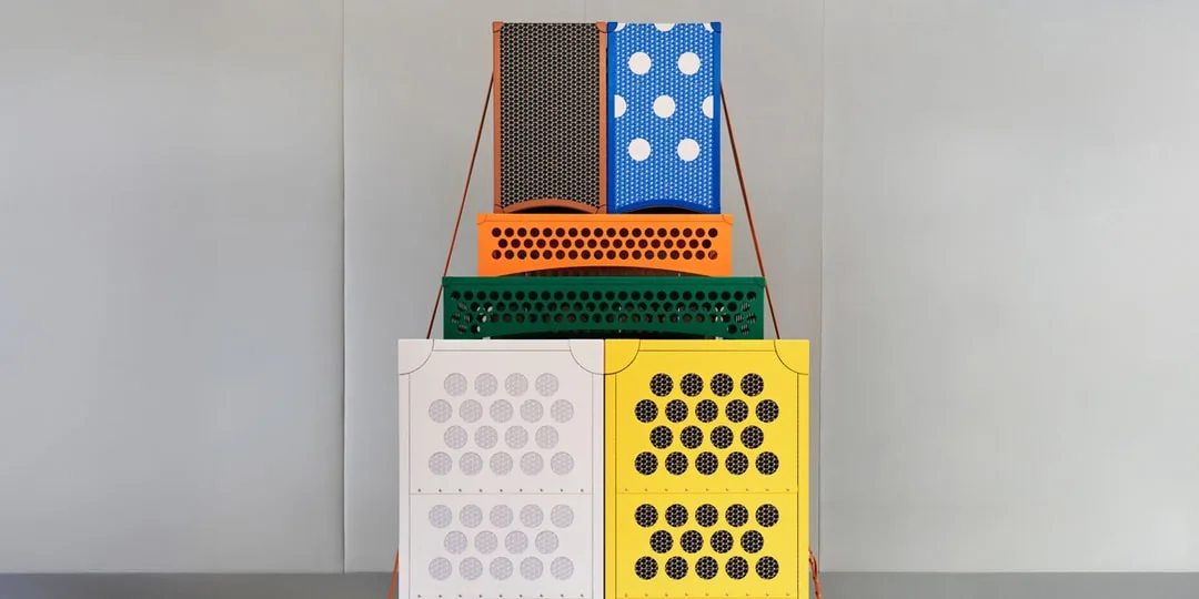 Empilement de casiers colorés avec motifs circulaires.
