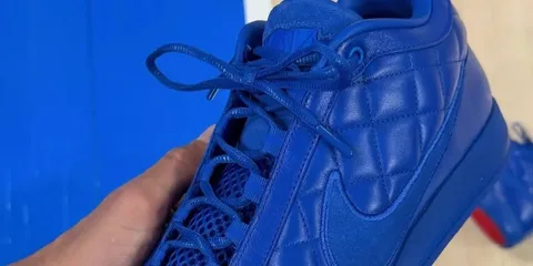 Chaussures bleues avec motif matelassé et logo Nike.