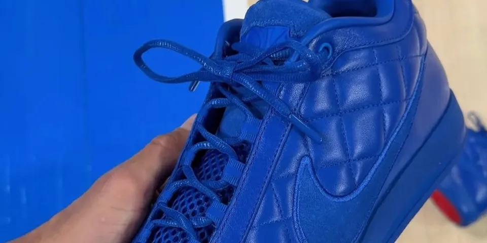 Chaussures bleues avec motif matelassé et logo Nike.