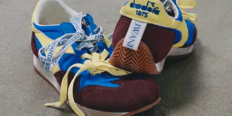 Chaussures colorées avec lacets originaux, style vintage.
