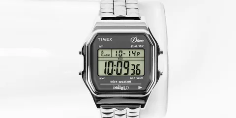 Montre numérique Timex argentée avec affichage de l'heure et de la date.