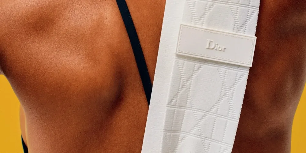 Dos nu avec sangle blanche Dior, fond jaune