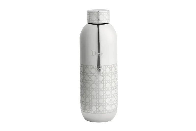 Bouteille blanche et grise avec logo Dior, motif géométrique.