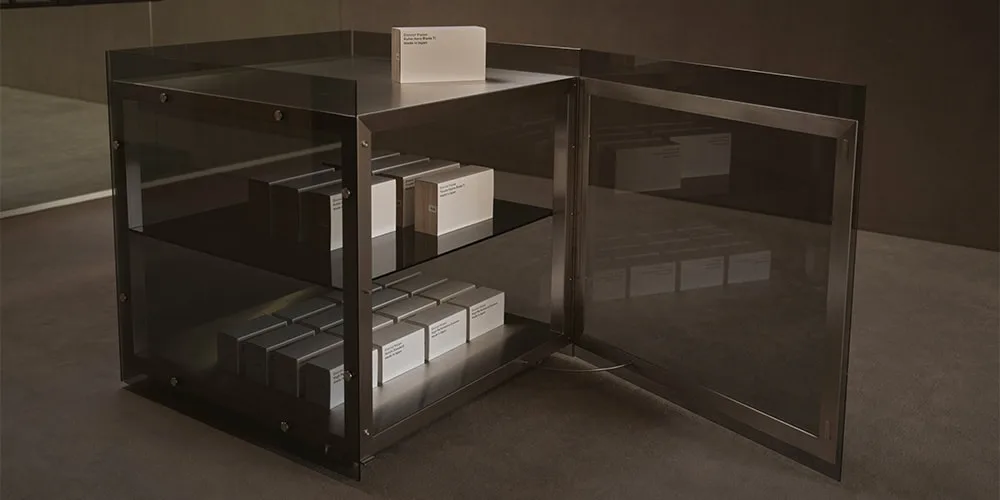 Tablette avec étagères contenant des boîtes, porte ouverte.