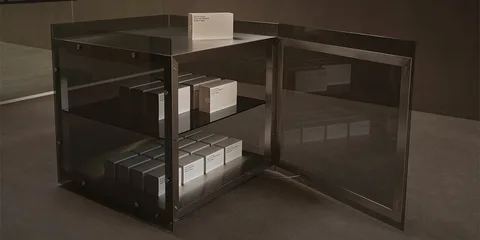 Tablette avec étagères contenant des boîtes, porte ouverte.