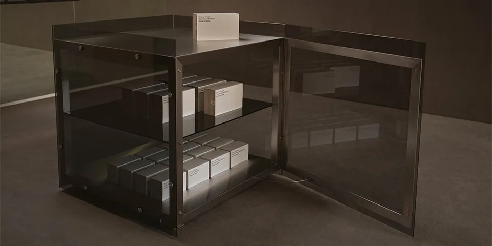 Tablette avec étagères contenant des boîtes, porte ouverte.