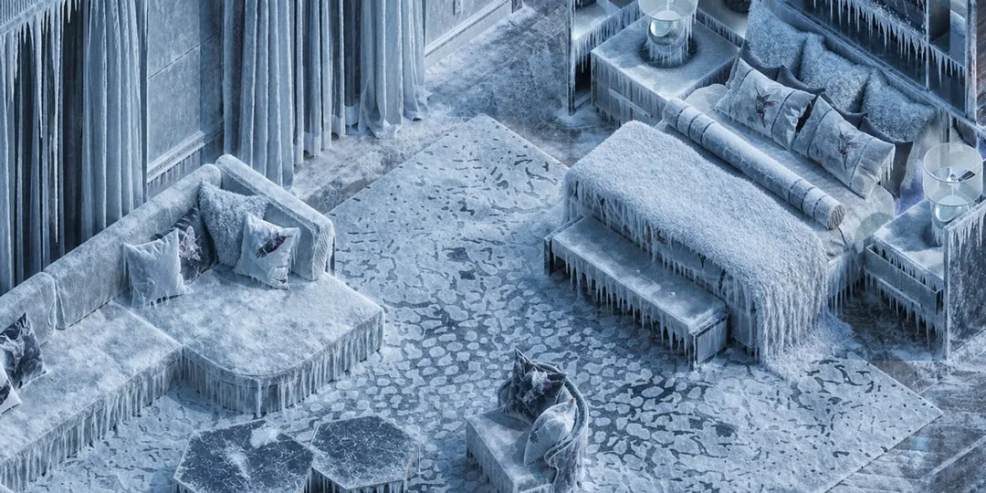 Chambre couverte de glace avec meubles, tapis et rideaux givrés.