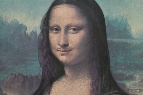 Une parodie de Mona Lisa avec une moustache dessinée.