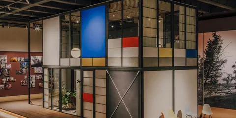 Intérieur moderne avec design coloré et minimaliste, inspiré par Mondrian.