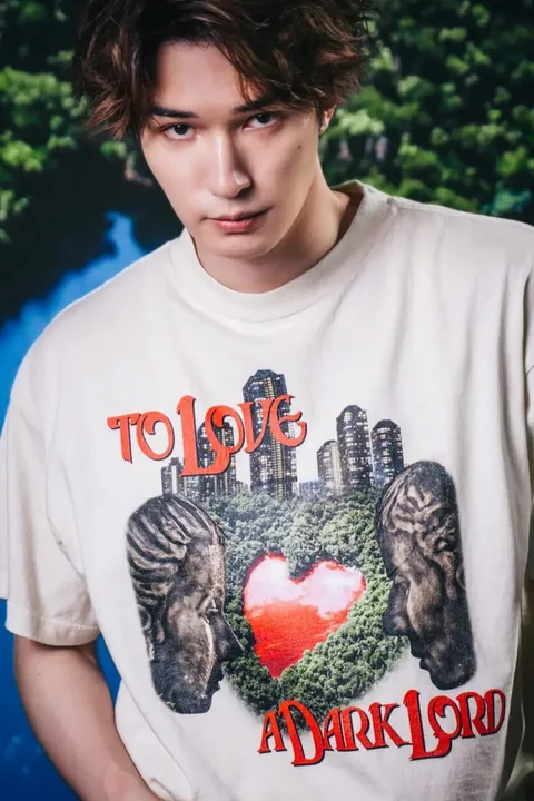 Homme en T-shirt avec texte 'To Love A Dark Lord' et deux visages.