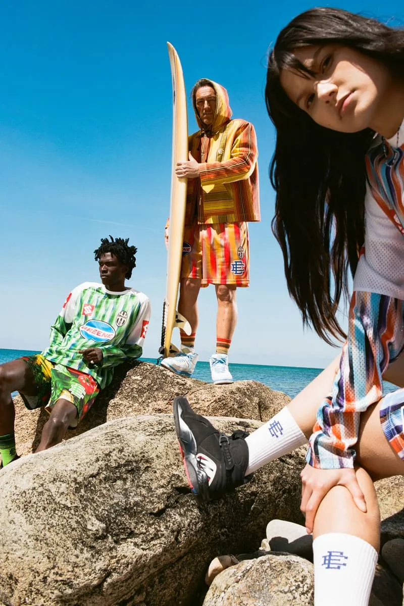Modèles en tenues colorées sur la plage avec planche de surf