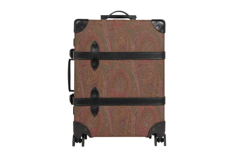 Valise vintage avec motif cachemire et coins renforcés en cuir noir.