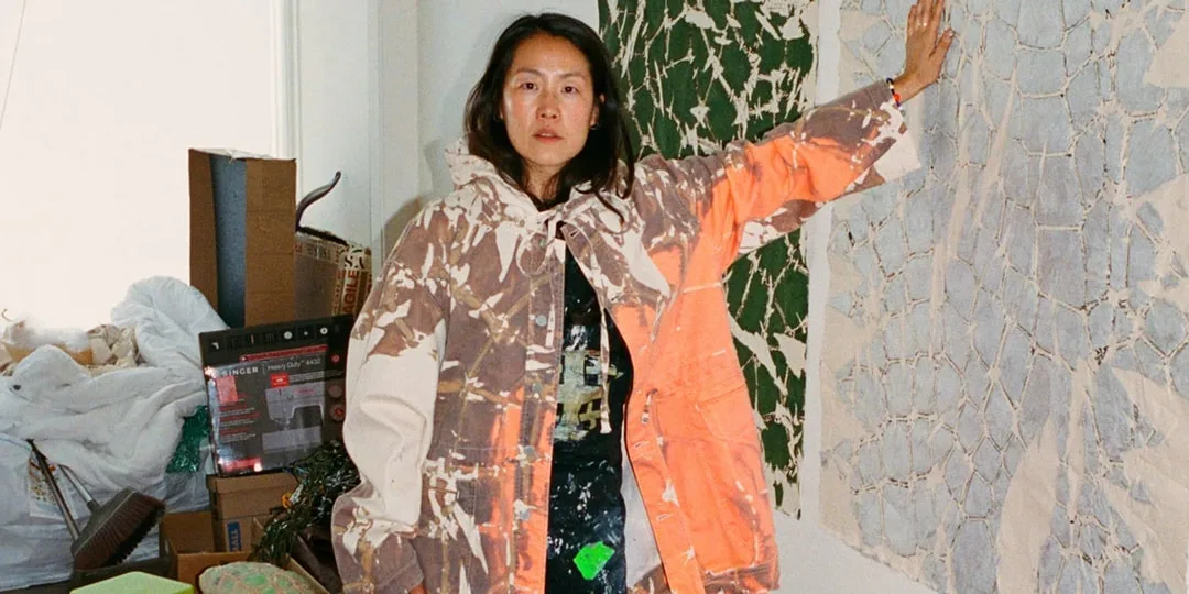 Femme debout avec manteau coloré, fond d'œuvres d'art.