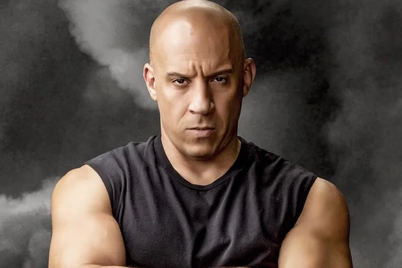 Homme chauve musclé avec un t-shirt sans manches