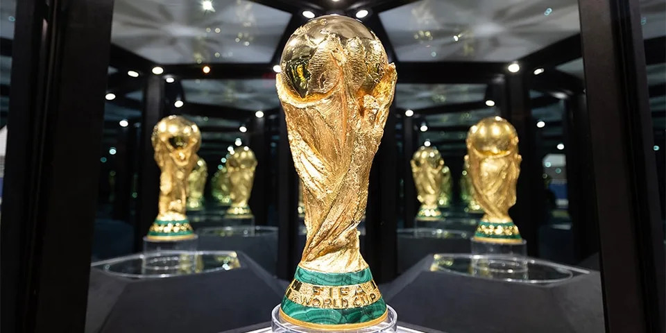 Trophée de la Coupe du Monde FIFA exposé dans une vitrine.