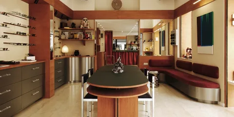 Intérieur moderne avec des meubles en bois et des lunettes exposées.