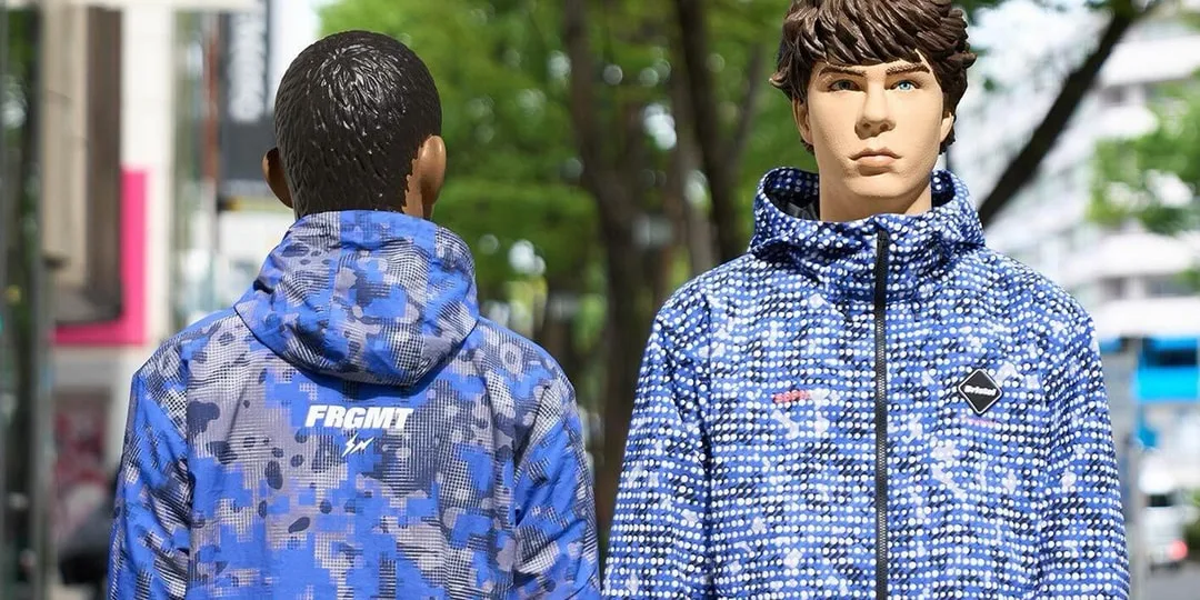 Deux mannequins portant des vestes bleues à motifs sur un fond urbain.