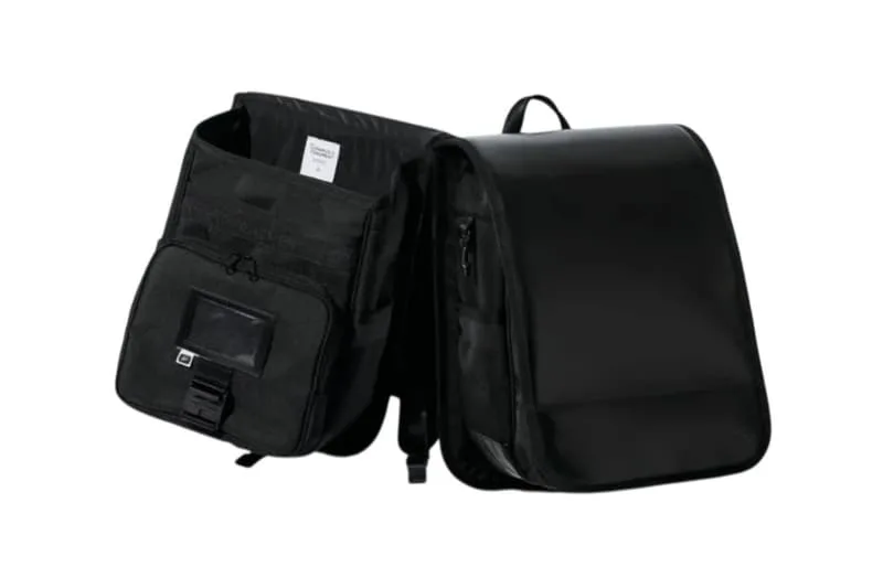 Sac à dos noir avec compartiments ouverts, style moderne et minimaliste.