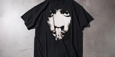 T-shirt noir avec visage imprimé, style urbain