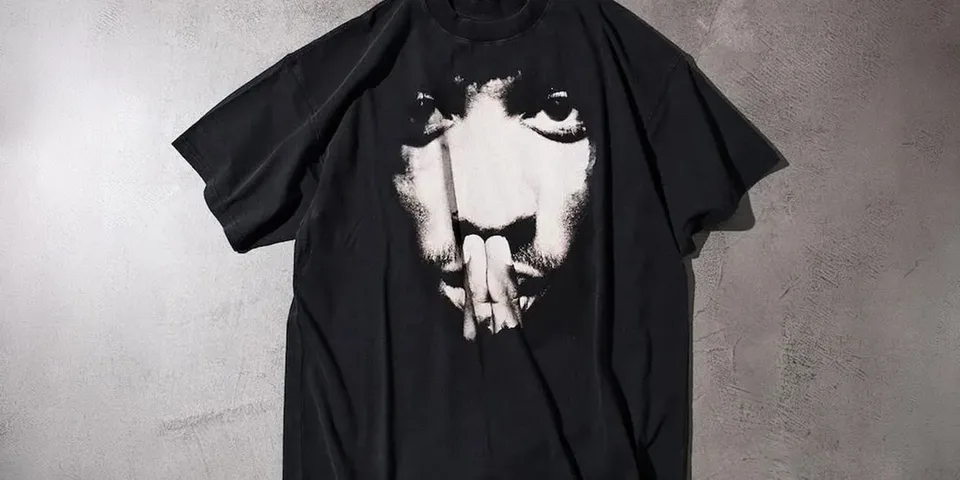 T-shirt noir avec visage imprimé, style urbain