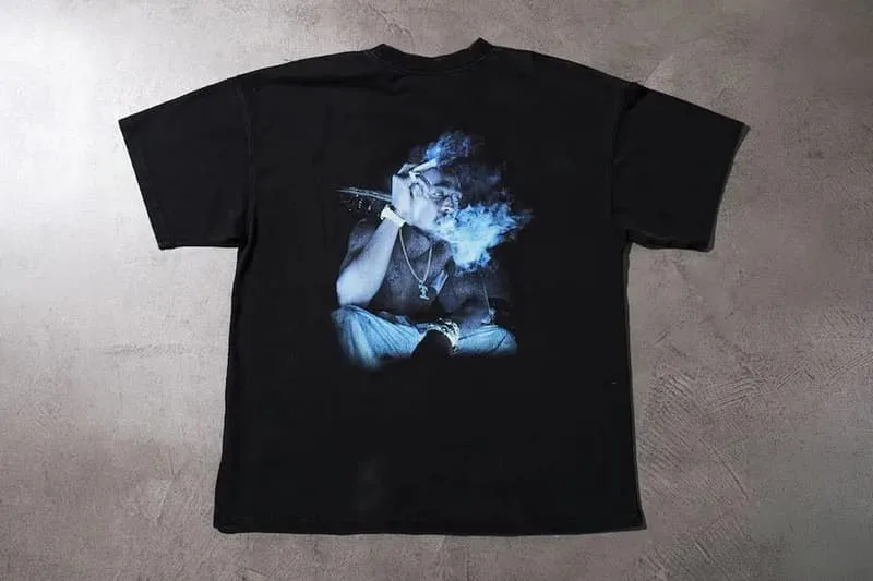 T-shirt noir avec impression d'un homme soufflant de la fumée.