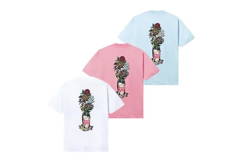 Trois t-shirts avec motif floral au dos sur fond blanc, rose et bleu.